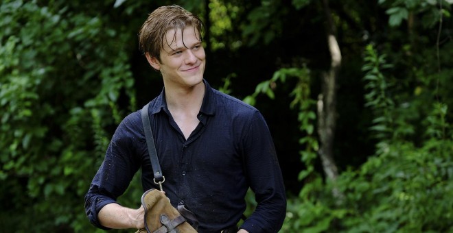 Lucas Till interpretando a MacGyver