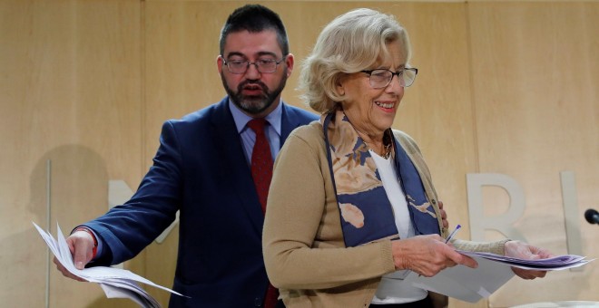 La alcaldesa de Madrid, Manuela Carmena, junto al delegado de Economía y Hacienda, Carlos Sánchez Mato. EFE/ Juan Carlos Hidalgo