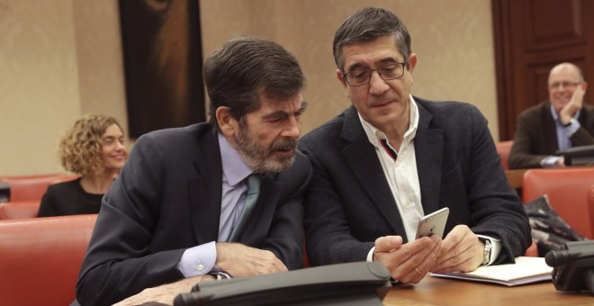 El diputado del PSOE José Enrique Serrano, y Patxi López,d., durante la constitución de la Comisión para la Evaluación y la Modernización del Estado Autonómico, en el Congreso de los Diputados.EFE/Zipi