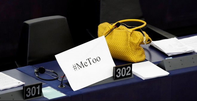 Un cartel en una mesa del Parlamento Europeo con el hastag #metoo que denuncia el abuso sexual. /REUTERS