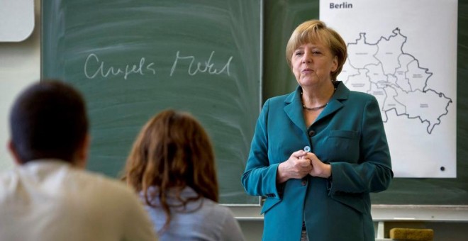 Angela Merkel impartiendo una clase en un colegio de primaria en Berlín. /REUTERS