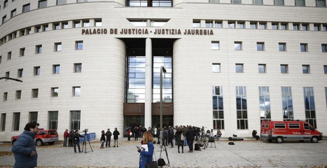 Un gran número de medios de comunicación se han acreditado para cubrir este lunes el inicio del juicio en el Tribunal Superior de Justicia de Navarra contra 'La Manada'. EFE/ Jesus Diges