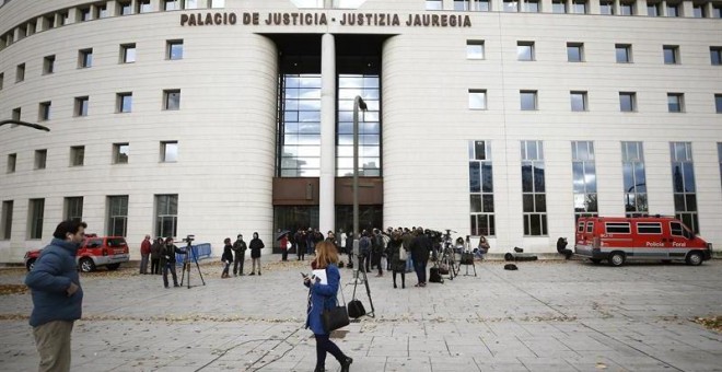 Un gran número de medios de comunicación se han acreditado para cubrir este lunes el inicio del juicio en el Tribunal Superior de Justicia de Navarra contra 'La Manada'. EFE/ Jesus Diges
