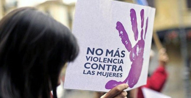 Una mujer porta una pancarta en contra de la violencia machista. EFE/Archivo