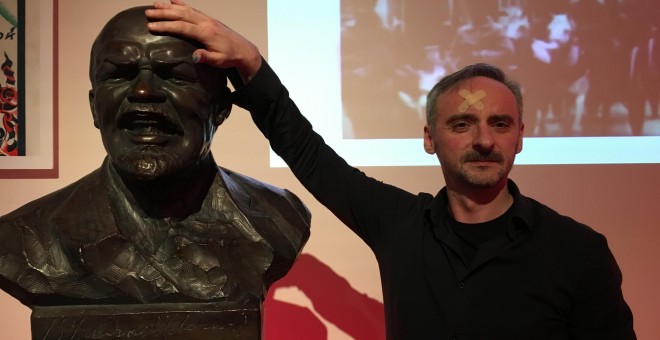 Daniel Utrilla con el busto de Lenin.