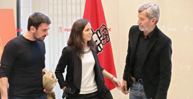 Ramón Espinar, portavoz de Podemos en el Senado, laportavoz adjunta congreso Ione Belarra y el exJEMAD Julio Rodríguez. /EFE