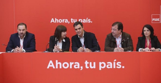 El secretario general del PSOE, Pedro Sánchez (c), la presidenta, Cristina Narbona (2i), el secretario de Organización, José Luis Ábalos (i), el presidente extremeño, Guillermo Fernández Vara (2i) y la vicesecretaria general, Adriana Lastra, durante la re