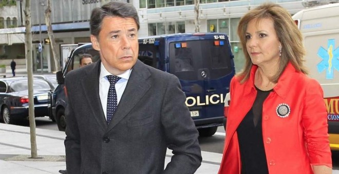 El expresidente de la Comunidad de Madrid, Ignacio González, y su mujer, Lourdes Clavero. / EFE