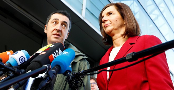 Los líderes de Los Verdes Alemanes, Katrin Goering-Eckardt and Cem Ozdemir, prestan declaraciones a los medios en Berlín./REUTERS