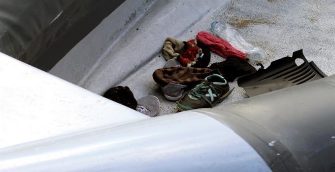 Al menos tres inmigrantes subsaharianos se han ahogado esta madrugada al volcar una patera en las inmediaciones de la costa de Ceuta, mientras otros 21 han conseguido alcanzarla. En la imagen, detalle de la embarcación utilizada por los inmigrantes. EFE/R