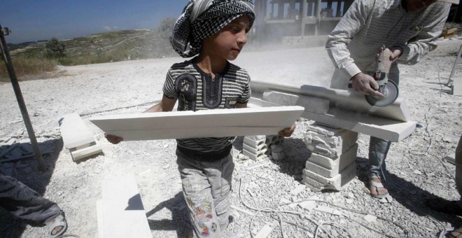 Un niño refugiado sirio trabajando en una obra en Sidón, al sur de Líbano.- REUTERS/ARCHIVO
