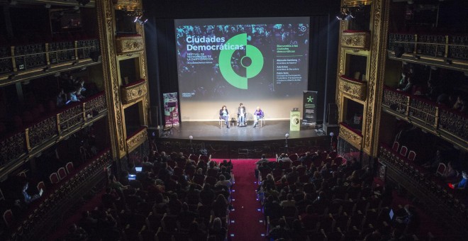 Manuela Carmena y Ada Colau, alcaldesas de Madrid y Barcelona, debaten con Pablo Soto, concejal de Participación Ciudadana, Transparencia y Gobierno Abierto del Ayuntamiento de la capital, en el marco del evento Ciudades democráticas organizado por Medial