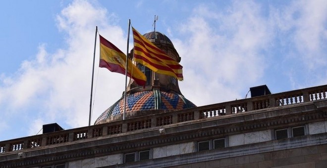 La senyera y la bandera española, en lo alto del Palau de la Generalitat, en Barcelona. E.P.