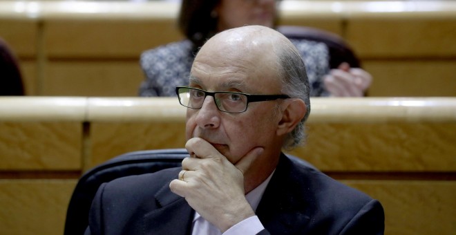El ministro de Hacienda, Cristóbal Montoro, en el pleno en el Senado. EFE/Kiko Huesca