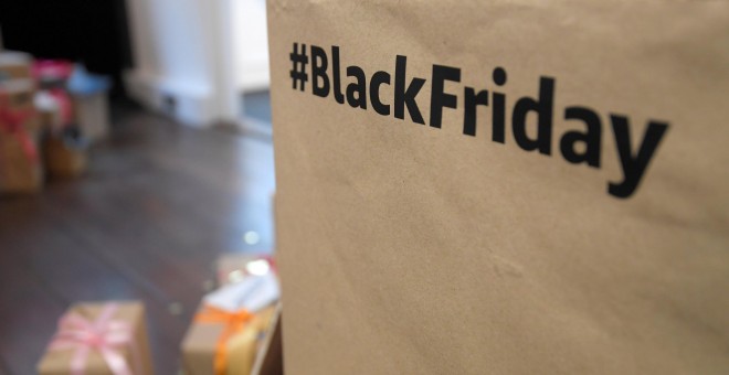 El hashtag '#BlackFriday, en un stand de Amazon en Londres. REUTERS/Toby Melville