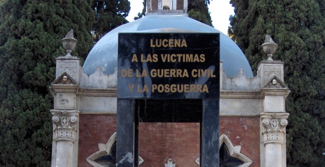 Monolito en memoria a los represaliados en el cementerio de Lucena. / Arcángel Bedmar