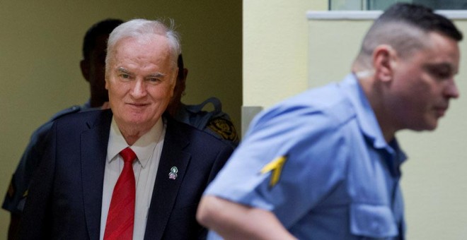 Mladic, en el tribunal que le juzgaba en La Haya este miércoles. REUTERS/Peter Dejong