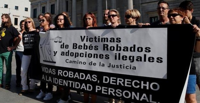 Un grupo de vctimas de bebs robados y adoptados ilegales durante una concentracin ante el Congreso de los Diputados / EFE