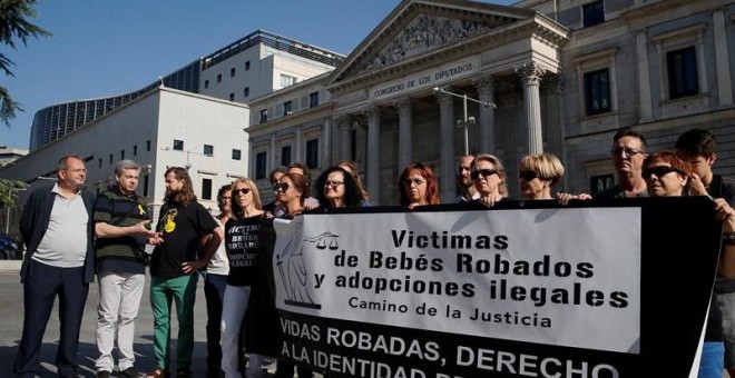 Un grupo de víctimas de bebés robados y adoptados ilegales durante una concentración ante el Congreso de los Diputados / EFE