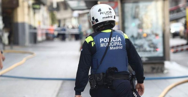 Un policía municipal en las calles de Madrid, | EP
