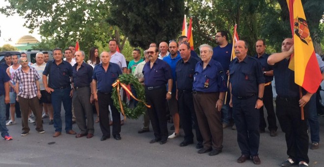 Ciudadanos conmemoran el aniversario del golpe de Estado del 18 de julio junto a la Cruz de los Caídos del cementerio de Nuestra Señora de Araceli, en Lucena. Fuerza Nueva/Archivo