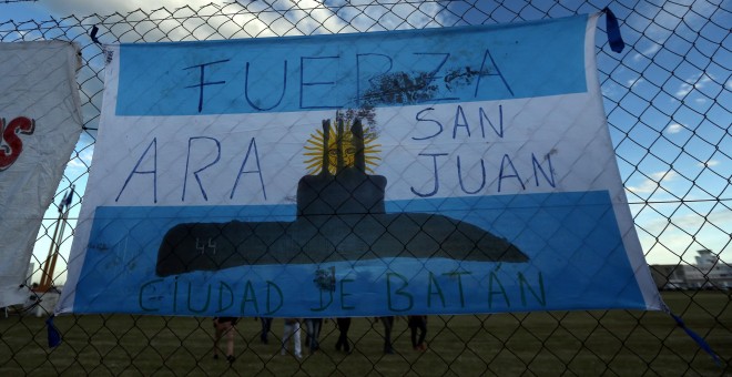 Una bandera argentina con una silueta de un submarino en apoyo de la tripulación del submarino 'San Juan' y de sus familiares en la base naval de Mar del Plata. REUTERS/Marcos Brindicci