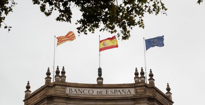 Las banderas catalana (senyera), española y de la UE, en la sede del Banco de España en Barcelona. REUTERS/Yves Herman