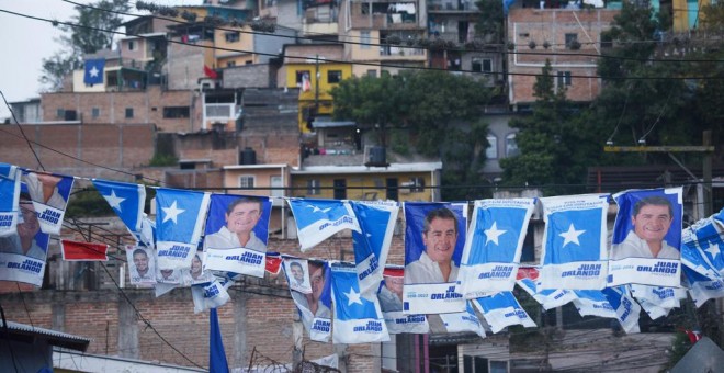 Carteles con el candidato oficialista en las elecciones presidenciales en Honduras, Juan Orlando Hernandez, en un barrio de Tegucigalpa.AFP/ RODRIGO Arangua