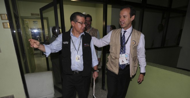 El expresidente de Bolivia Jorge Quiroga (d), jefe de la Misión de Observación Electoral de la Organización de los Estados Americanos, junto al presidente del Tribunal Supremo Electoral de Honduras, David Matamoros, en Tegucigalpa. EFE/Gustavo Amador