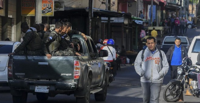 Una patrulla de la Policía Militar, en las calles de Tegucigalpa. AFP/Orlando Sierra