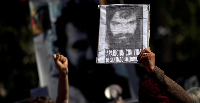 Un grupo de manifestantes exige en Buenos Aires la aparición del activista Santiago Maldonado. REUTERS/Marcos Brindicci