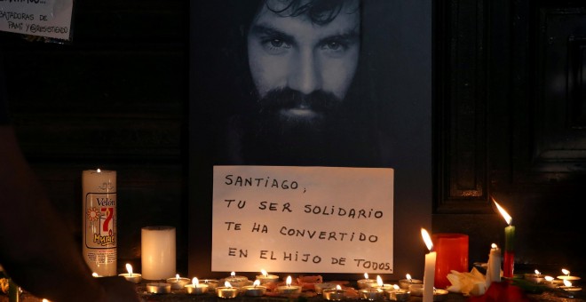 Velas rodean un retrato del activista desaparecido en Argentina, Santiago Maldonado. REUTERS/Marcos Brindicci