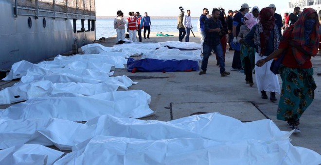 Los cuerpos sin vida de los inmigrantes muertos durante el naufragio.- REUTERS