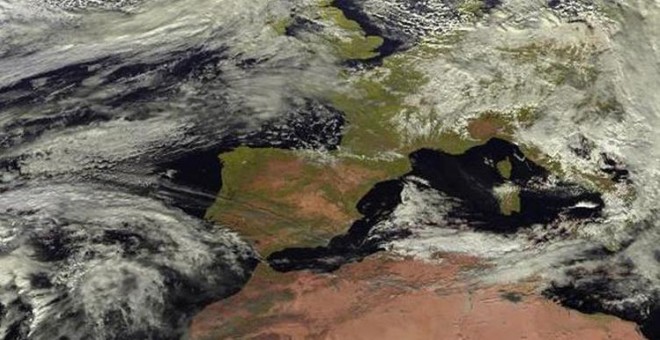 El frío y las lluvias llegarán este lunes a la península, según Aemet. / EFE