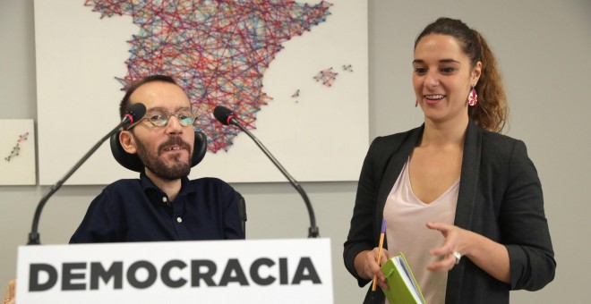 El secretario de organización de Podemos, Pablo Echenique, y Noelia Vera, durante la rueda de prensa que ofrecieron tras la reunión del Consejo de Coordinación de Podemos.EFE/Zipi