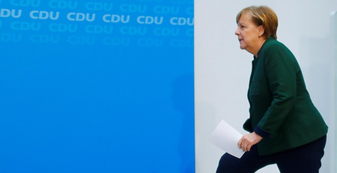 La canciller alemana en funciones Angela Merkel a su llegada a la rueda de prensa que ha ofrecido tras la reunión de su partido, la CDU, en Berlin. REUTERS/Hannibal Hanschke