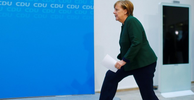La canciller alemana en funciones Angela Merkel a su llegada a la rueda de prensa que ha ofrecido tras la reunión de su partido, la CDU, en Berlin. REUTERS/Hannibal Hanschke