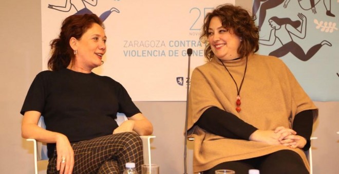 La adjunta a la direccón de 'Público', Virginia P. Alonso, con la periodista y colaboradora de este diario Cristina Fallarás. DANIEL MARCOS