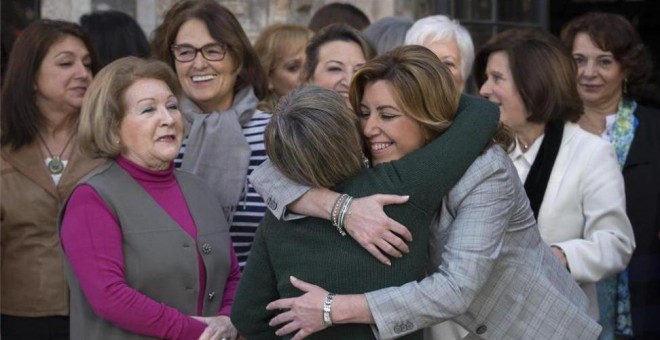 La presidenta de la Junta de Andalucía, Susana Díaz (d), abraza a una de las integrantes del Consejo Andaluz de Participación de las Mujeres. EFE/JULIO MUÑOZ