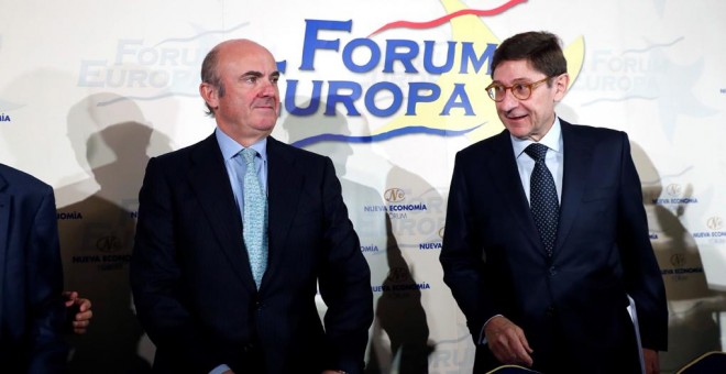 El ministro de Economía, Luis de Guindos, junto al presidente de Bankia, José Ignacio Goirigolzarri, al inicio del desayuno informativo del Fórum Europa. EFE/ Chema Moya