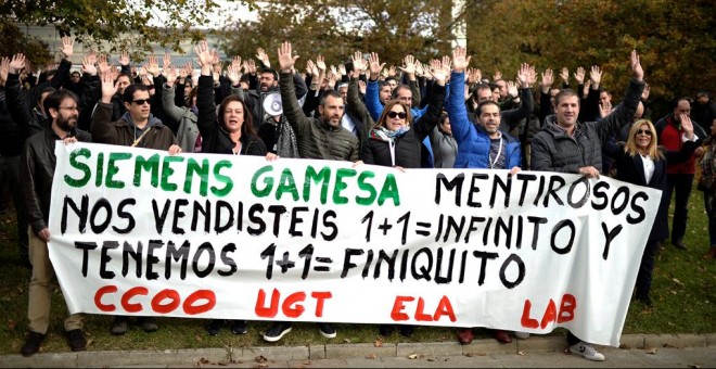 Trabajadores de Siemens Gamesa protestan contra los despidos anunciados en la compañía de aerogeneradores, en su sede en Zumudio (Vizcaya). REUTERS/Vincent West