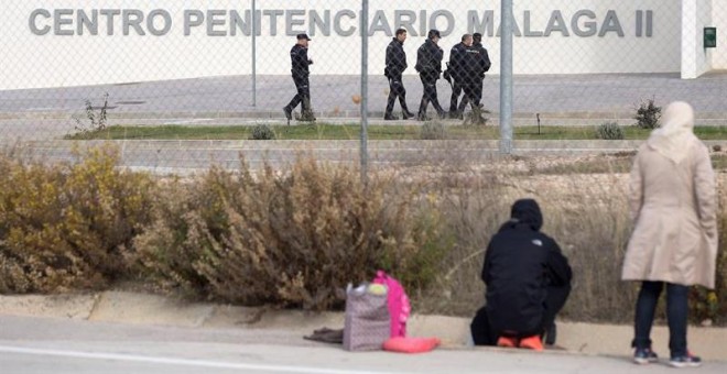 Un grupo de agentes de la Policía Nacional pasean por los alrededores del centro penitenciario Málaga II en Archidona (Málaga).- EFE