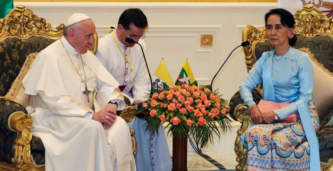 El papa Francisco y Aung San Suu Kyi, premio Nobel de la Paz en Birmania. /EFE