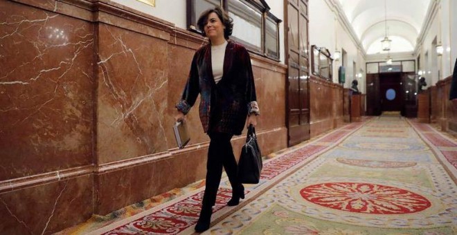 La vicepresidenta del Gobierno, Soraya Sáenz de Santamaría, a su llegada al Congreso. | JUAN CARLOS HIDALGO (EFE)