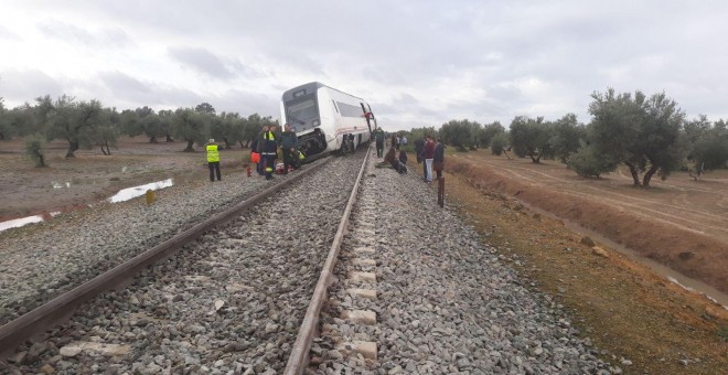 El tren accidentado en la localidad de Arahal.