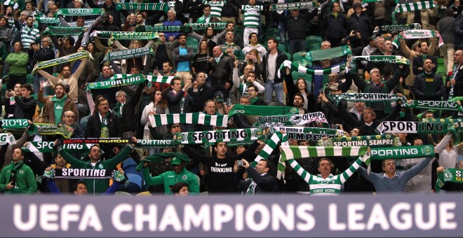 Los aficionados del Sporting de Lisboa, en el partido de su equipo contra el Olympiacos, de la Champions League, en el Estadio Jose Alvalade de la capital portuguesa. REUTERS/Pedro Nunes