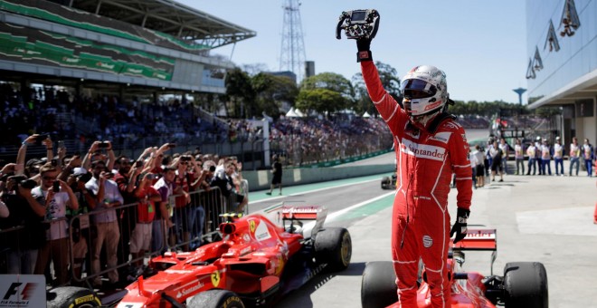 El piloto Sebastian Vettel celebra su victoria al volante de un Ferrari en el Gran Premio de Brasil, de la Fórmula 1, el pasado 12 de noviembre. REUTERS/Ueslei Marcelino