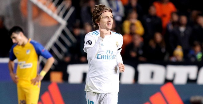 El jugador del Real Madrid Luka Modric celebra después de anotar un gol durante un partido contra el Apoel Nicosia en la Champions League. EFE/Katia Christodoulo