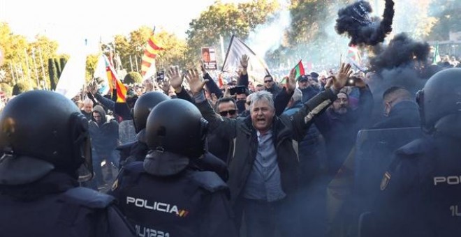 Carga policial durante la protesta de los taxistas contra Uber y Cabify en Madrid. EUROPA PRESS