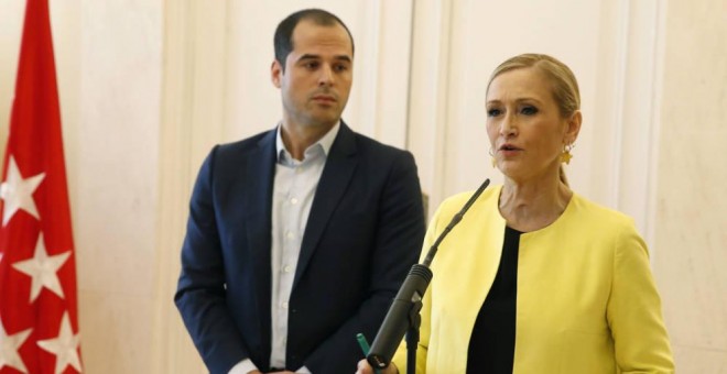 La presidenta de la Comunidad de Madrid, Cristina Cifuentes (d), junto al portavoz de Ciudadanos en la Asamblea de Madrid, Ignacio Aguado (i). EFE/Archivo